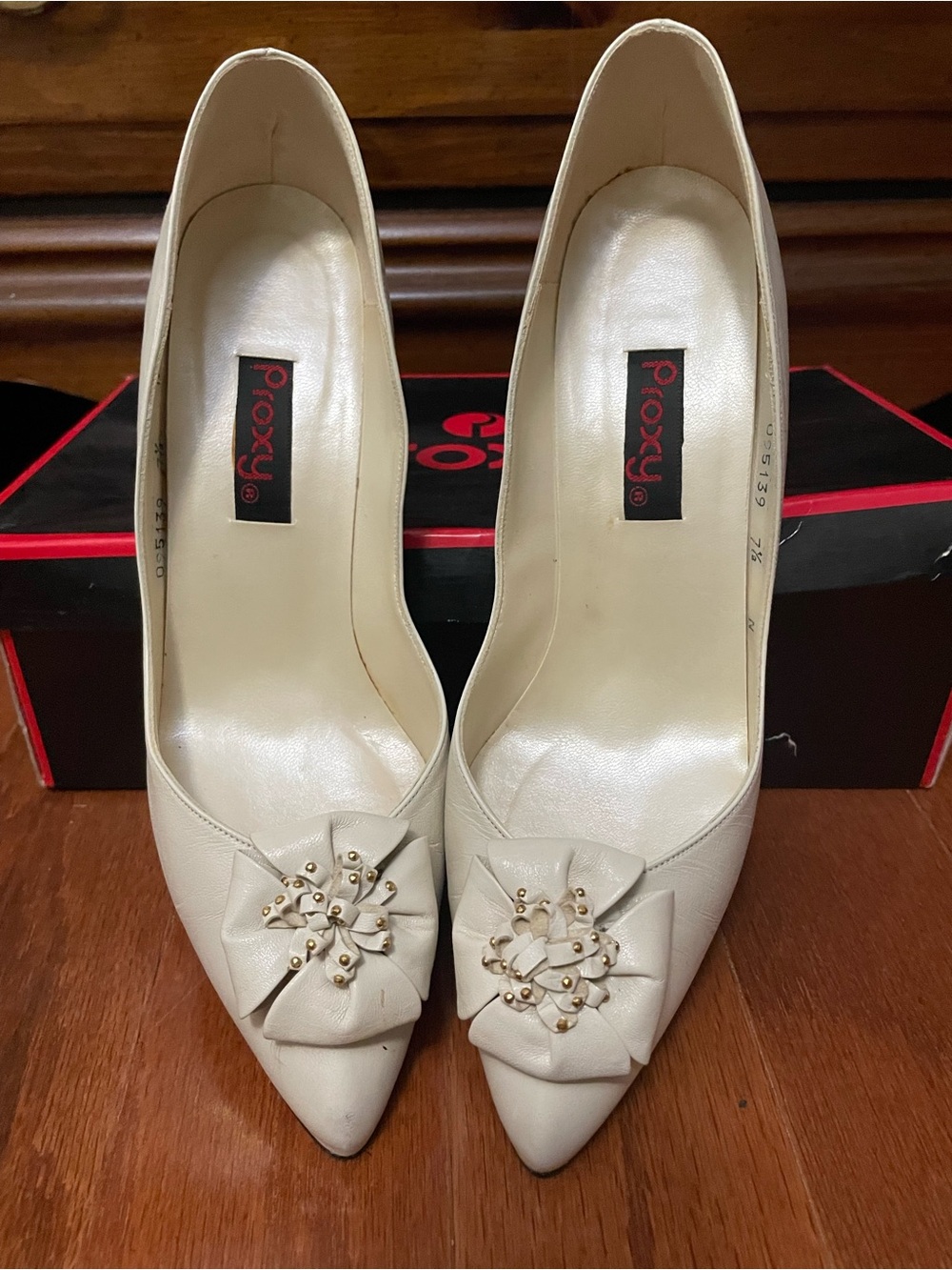 Fox Cream Pointed-Toe Floral-Embellished Pumps